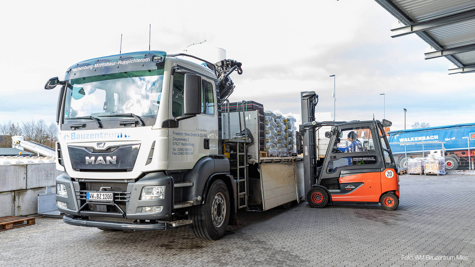 LKW wird von einem Gabelstapler beladen im i&M Bauzentrum Mies