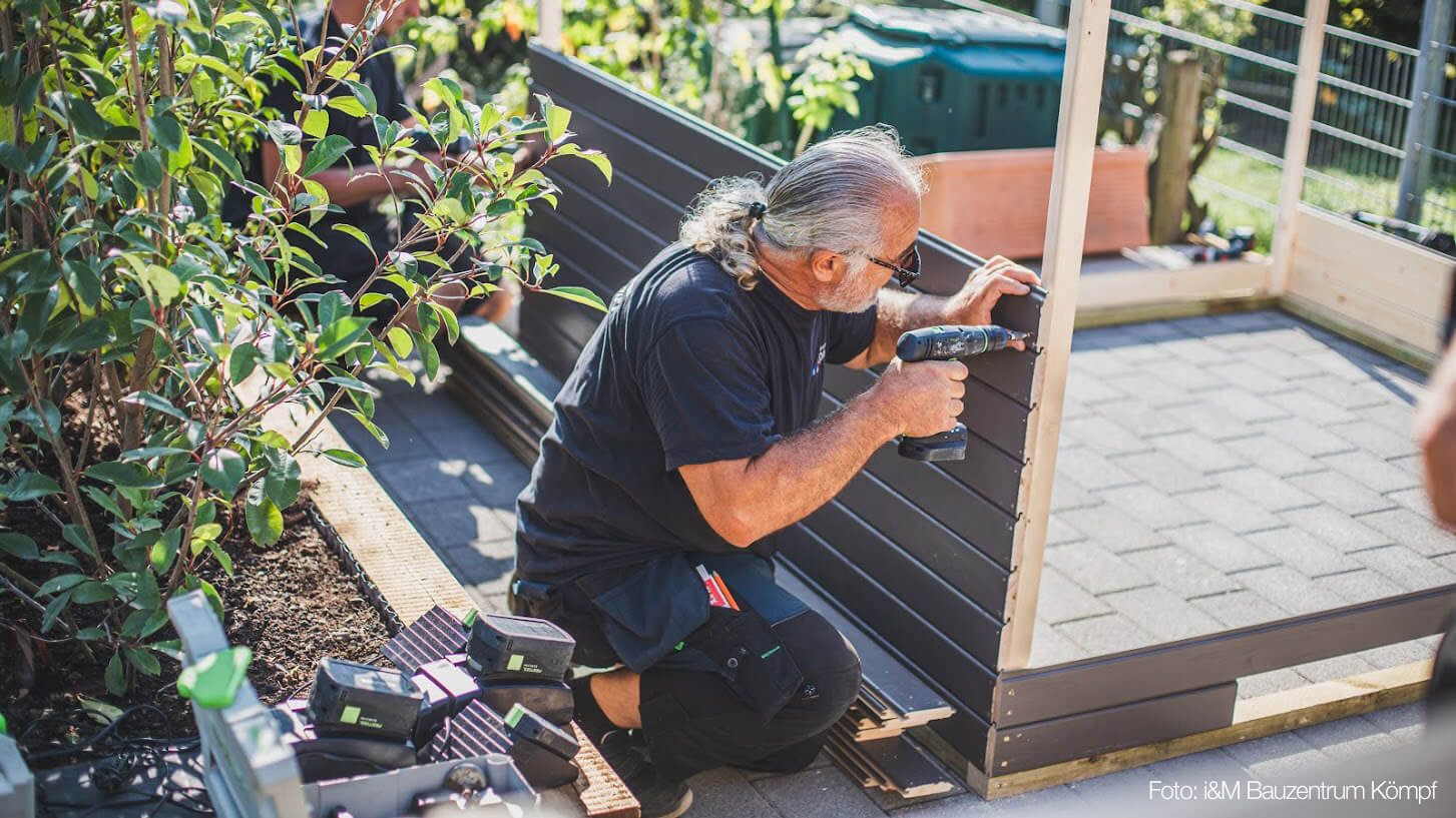 Mitarbeiter des i&M Bauzentrums Kömpf bei der Montage einer Terrasse