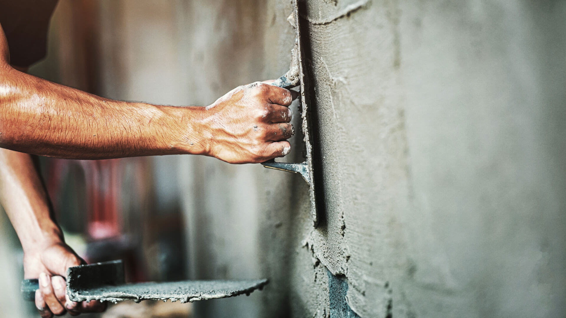 Verarbeitungsbild, das das Auftragen von Mörtel an der Wand zeigt