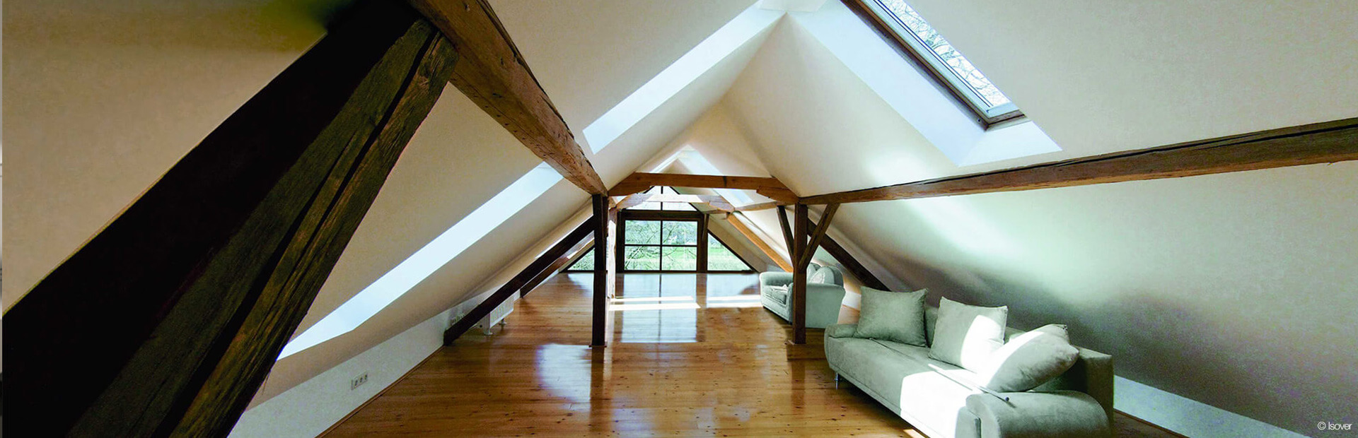 Ausgebauter Dachboden mit Dachfenster und Balken
