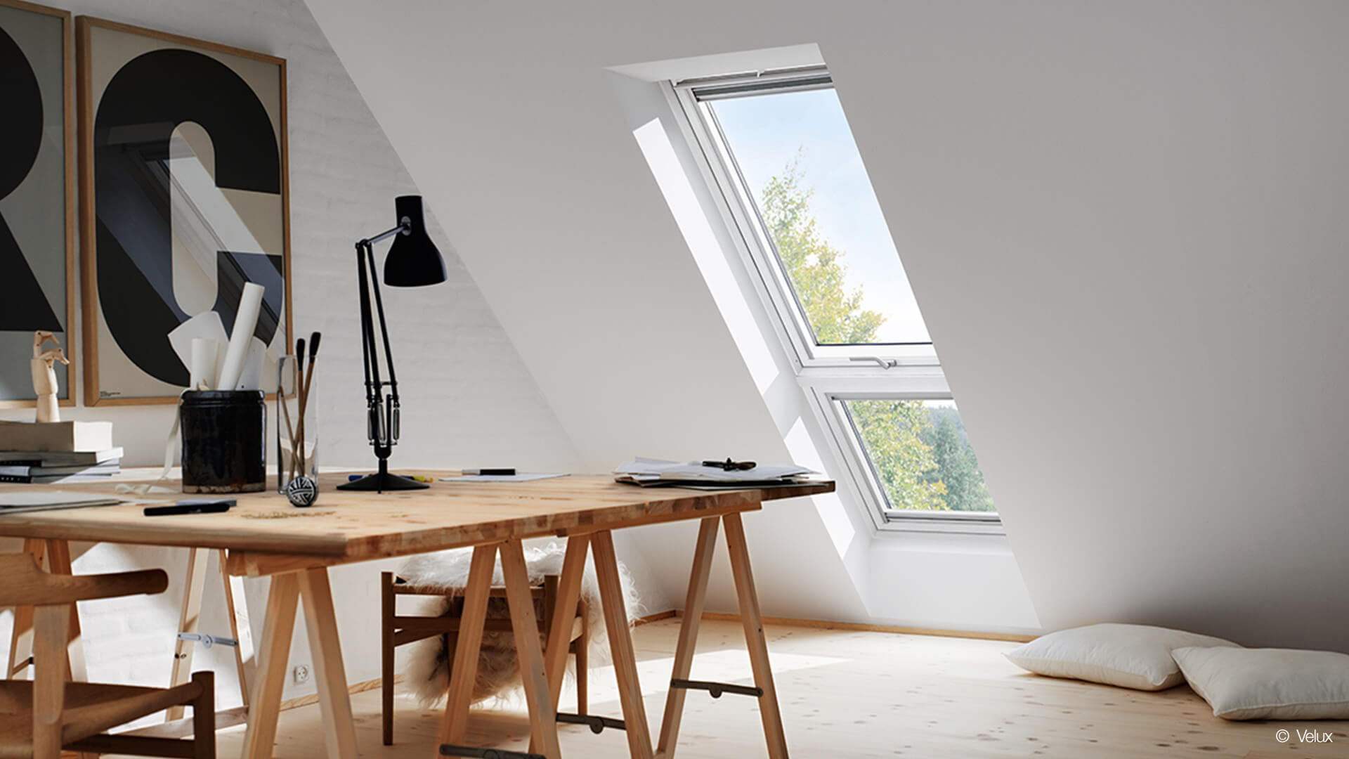 Büro unterm Dach mit weißem Dachfenster, © Velux