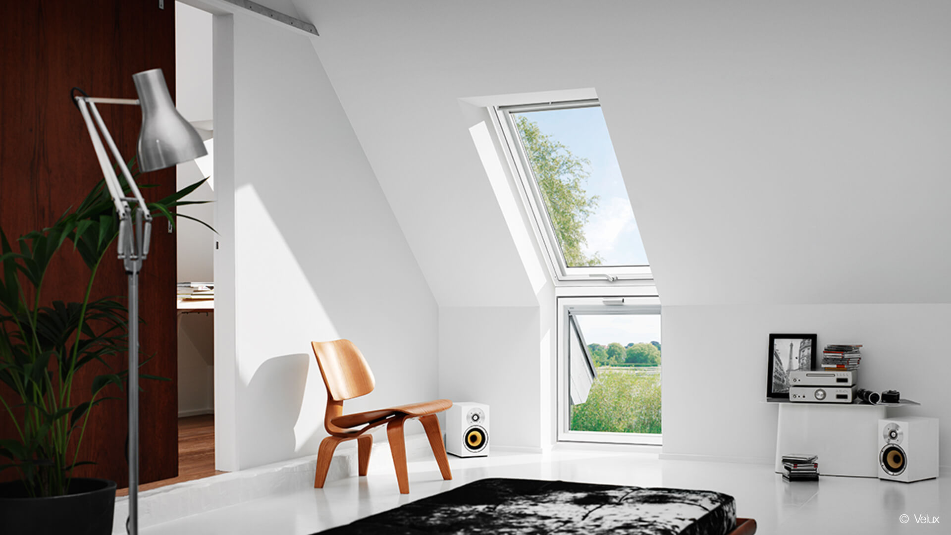 Wohnbereich unterm Dach mit Dachfenster, © Velux
