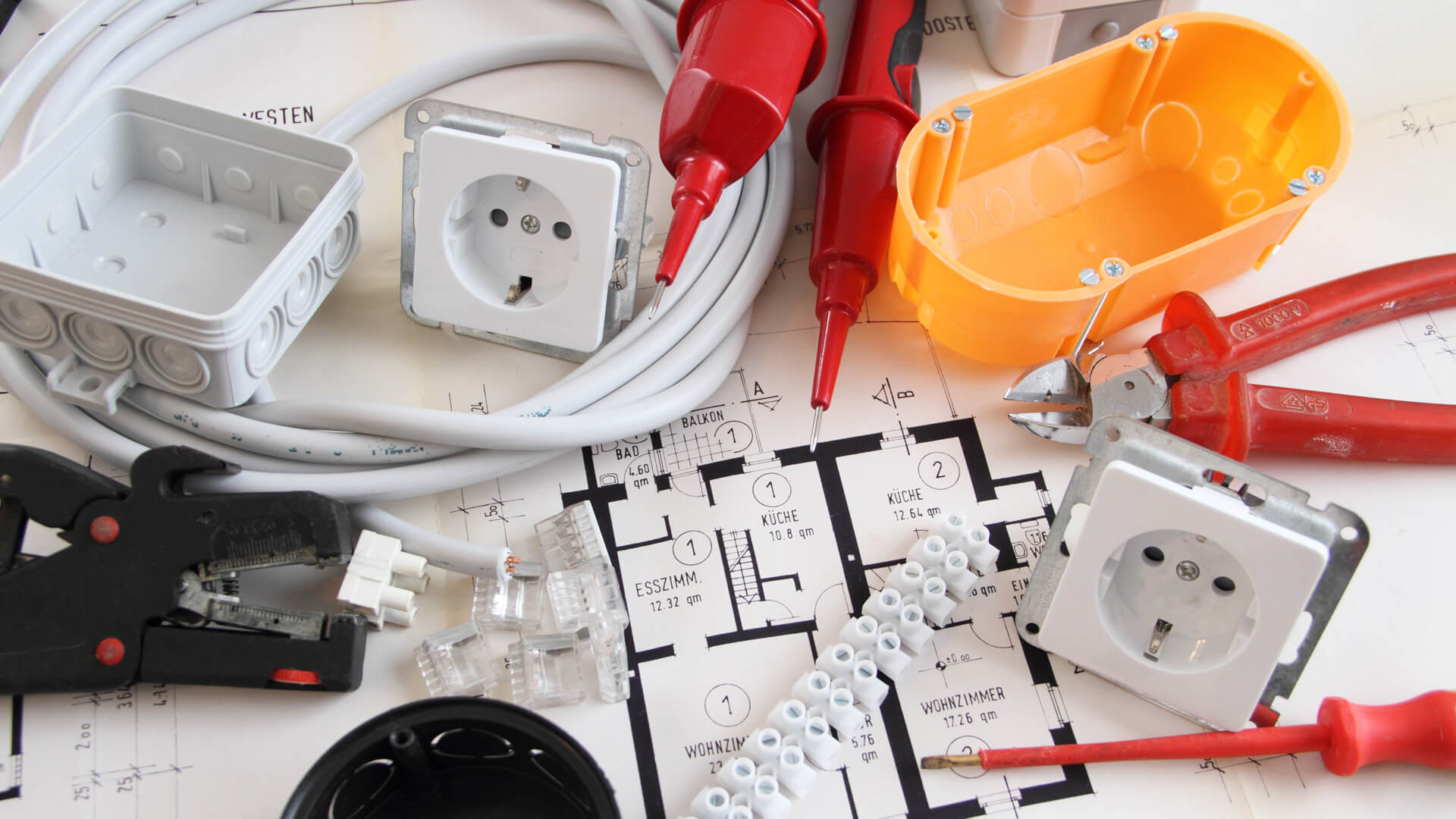Steckdosen und anderes Arbeitsmaterial aus dem Bereich Elektro