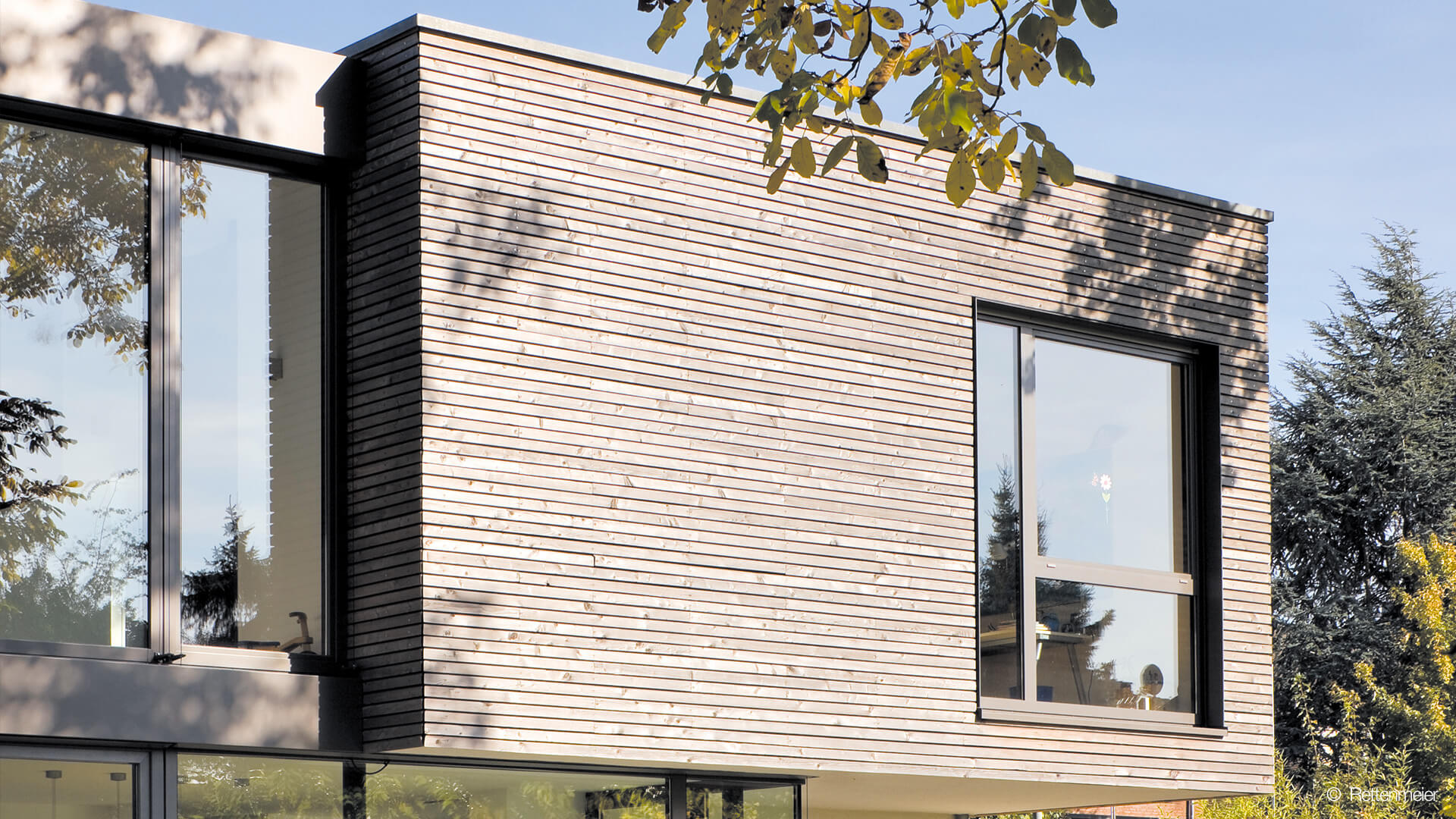 Haus mit moderner Holzfassade, © Rettenmeier