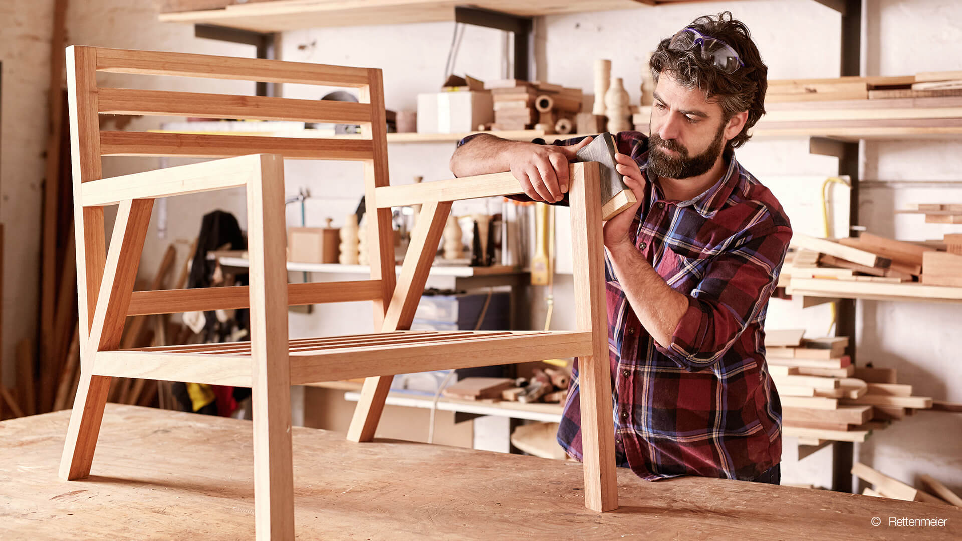 Mann in der Werkstatt beim Möbel bauen, © Rettenmeier