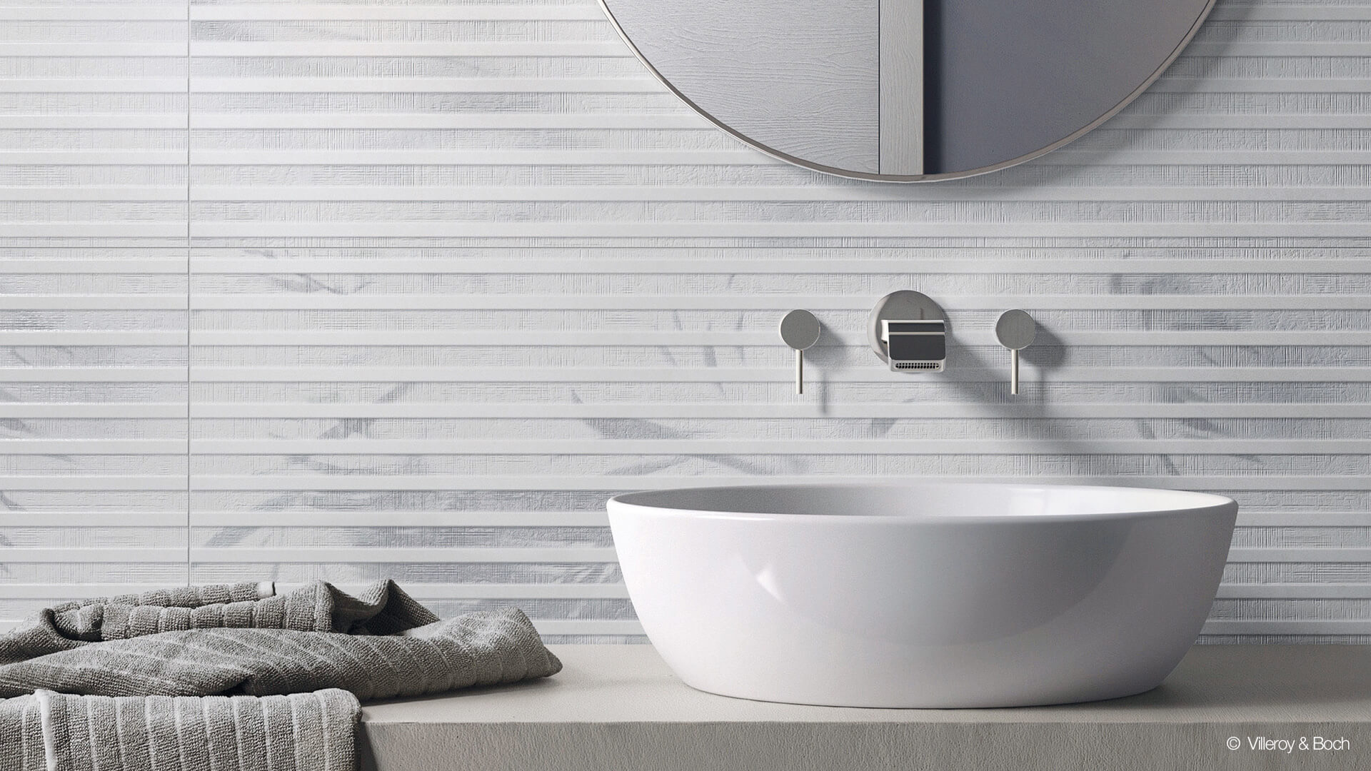 Waschtisch, Spiegel und Handtuch vor einer Wand mit modernen Fliesenmosaik, © Villeroy & Boch